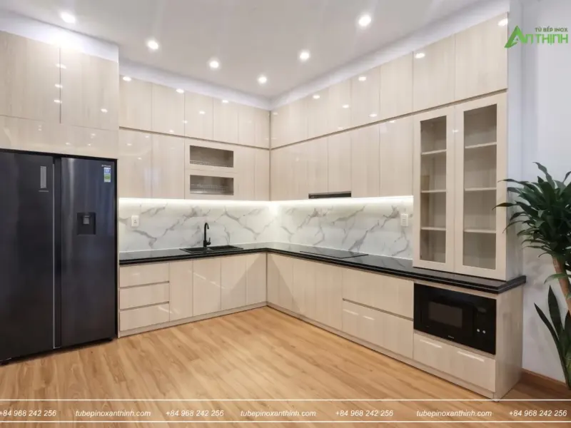 Hoàn thiện tủ bếp inox 304 cánh Acrylic bóng gương vân gỗ cho gia đình anh Quân tại Chương Dương, Hà Nội