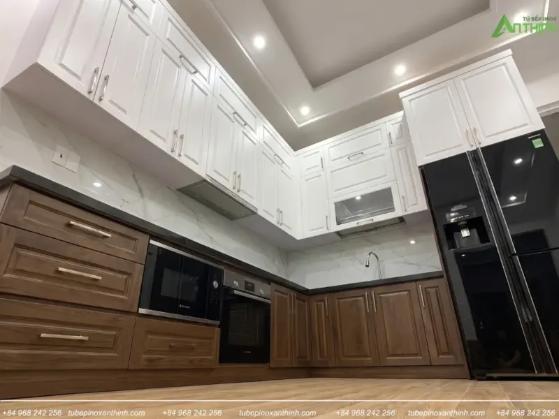 Góc nhìn tổng thể tủ dưới gỗ óc chó và thiết bị âm tại Gia Đình Chị Dung ở Ba Đình, Hà Nội