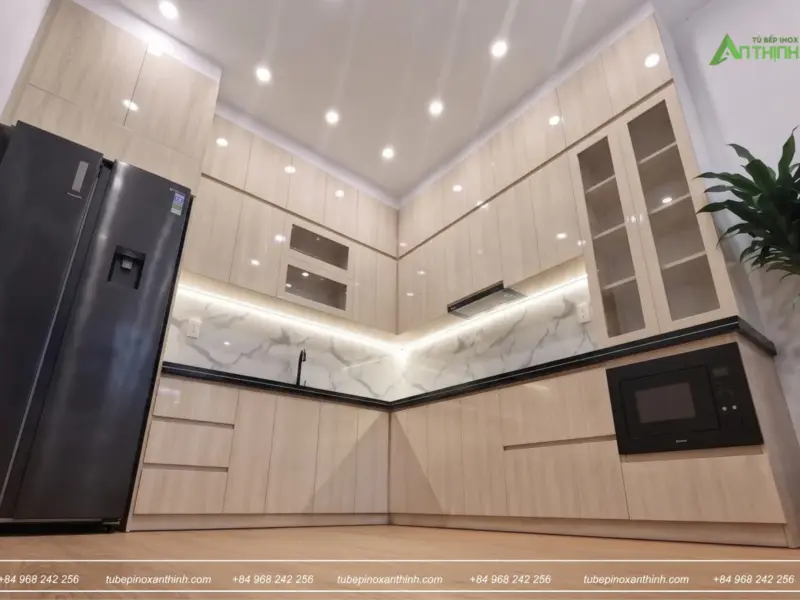 Góc nhìn từ dưới lên toàn cảnh bếp chữ L tại gia đình anh Quân ở Chương Dương Hà Nội