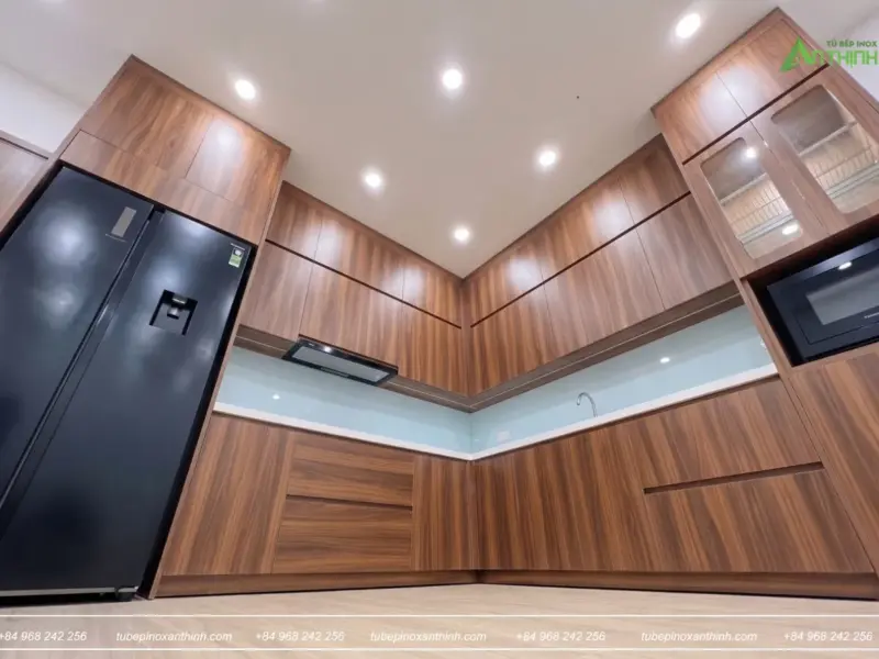 Góc nhìn từ dưới lên toàn cảnh bếp tại Nhà Anh Tuấn ở Dương Nội Hà Nội