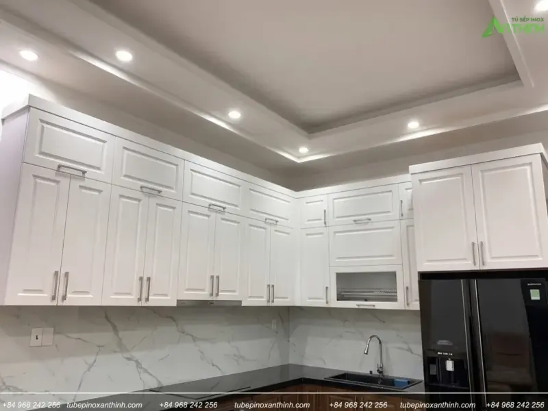 Góc nhìn tủ trên trắng sáng và hệ trần đèn âm trần tại Gia Đình Chị Dung ở Ba Đình, Hà Nội