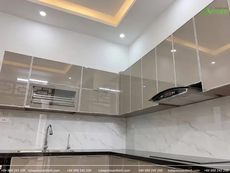 Góc tủ trên tại nhà anh Thành ở Lĩnh Nam Hà Nội cánh kính khung nhôm bóng