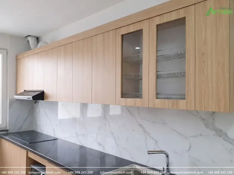 Hệ tủ trên cánh MDF phủ Melamine tại gia đình Cô Nga ở Mễ Trì Hà Nội
