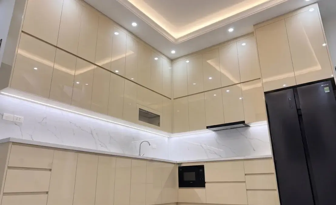 Không gian bếp hoàn thiện ánh sáng trần tại Gia Đình Chú Bình ở Phúc Yên Phú Thọ