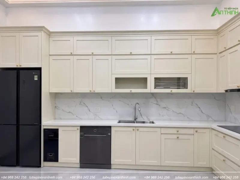 Không gian bếp hoàn thiện ánh sáng trần tại Nhà Chị Hoa ở Giảng Võ, Hà Nội