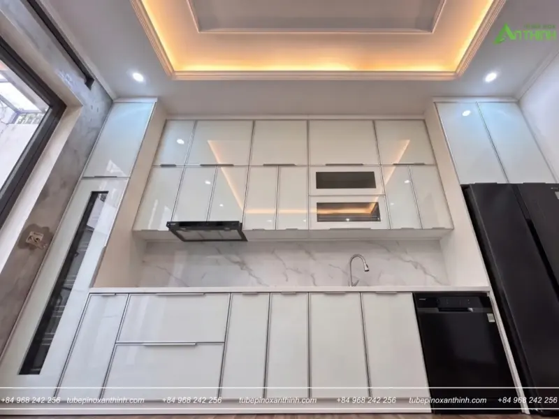 Không gian bếp hoàn thiện ánh sáng trần tại Nhà Chú Thắng Ở Hoàn Kiếm, Hà Nội
