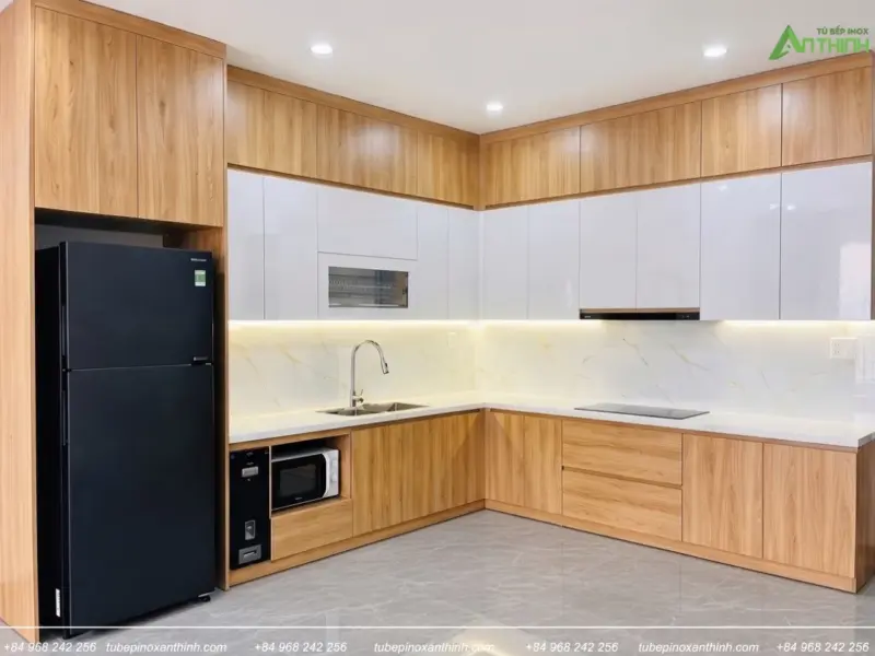 Thiết kế tủ bếp Inox 304 kết hợp cánh MDF chống ẩm phủ Melamine và gỗ nhựa phủ Melamine cho gia đình chị Thơ tại Yên Sở, Hà Nội