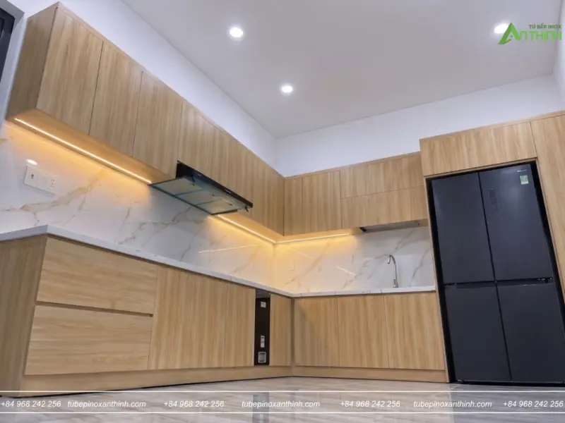 Không gian bếp rộng với ánh sáng trần tại nhà Anh Đoàn ở Hà Đông, Hà Nội