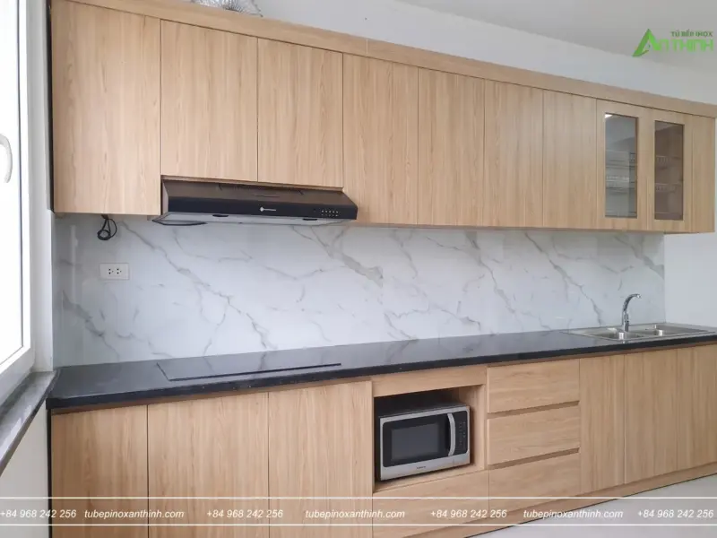 Không gian bếp thoáng đãng cánh MDF phủ Melamine tại gia đình Cô Nga ở Mễ Trì Hà Nội