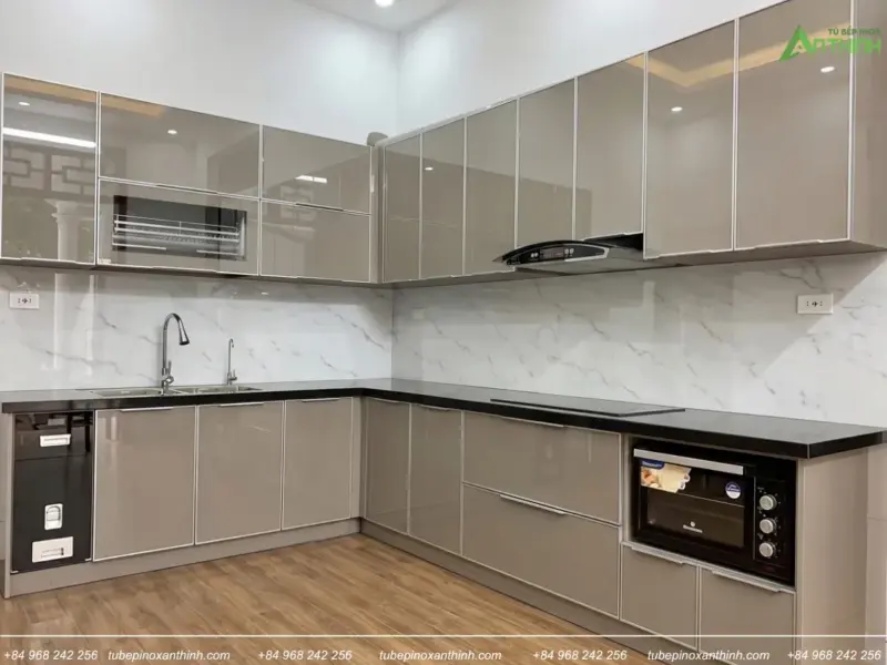 Không gian hoàn chỉnh tại nhà anh Thành ở Lĩnh Nam Hà Nội tủ bếp hiện đại