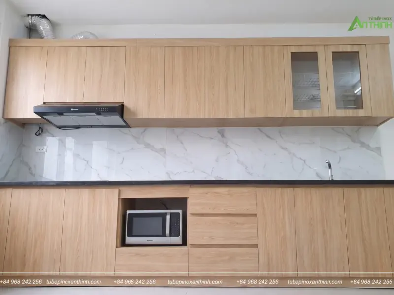 Khu vực nấu nướng cánh MDF phủ Melamine tại gia đình Cô Nga ở Mễ Trì Hà Nội