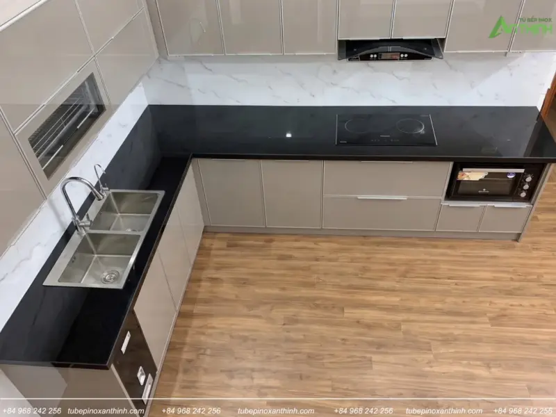 Nhìn từ trên tại nhà anh Thành ở Lĩnh Nam Hà Nội mặt bàn và thiết bị