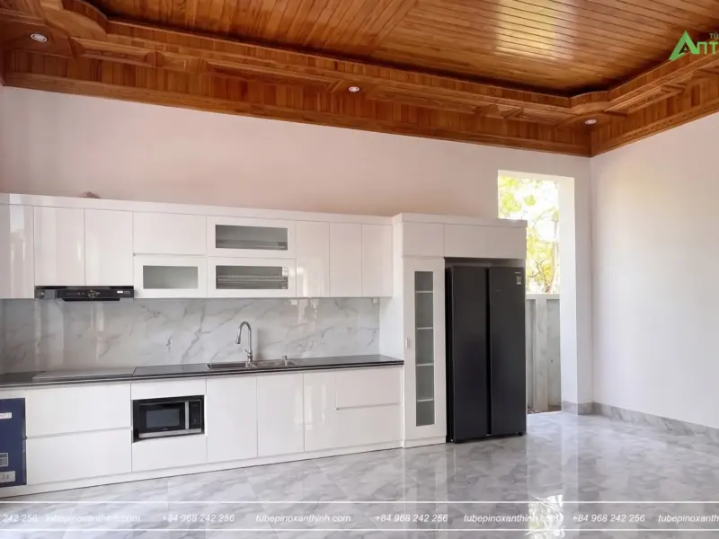 Toàn cảnh phòng bếp tại gia đình chị Phượng ở Thạch Bàn Hà Nội ánh sáng tự nhiên