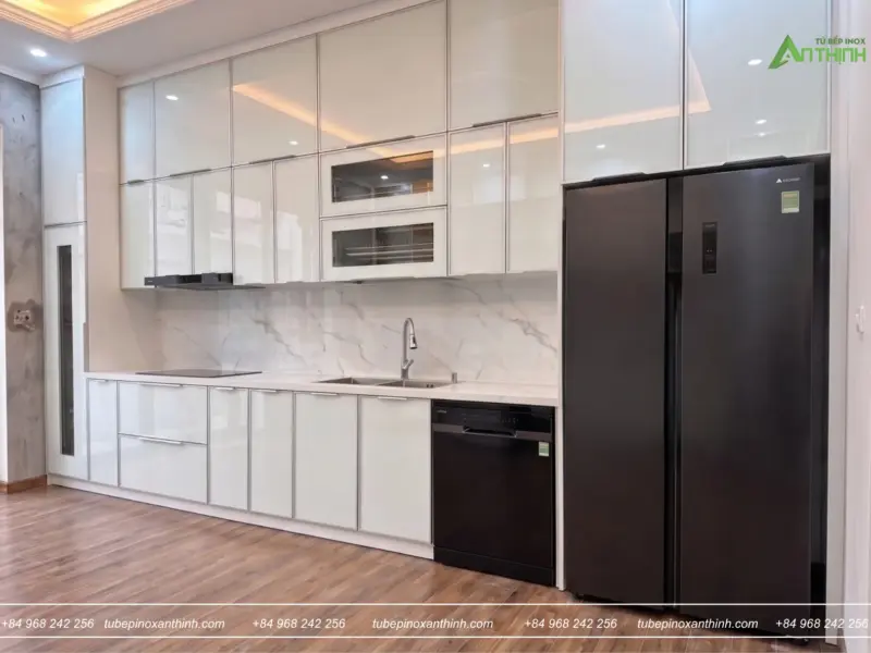 Tổng quan bếp trắng kèm tủ lạnh đen tại Nhà Chú Thắng Ở Hoàn Kiếm, Hà Nội