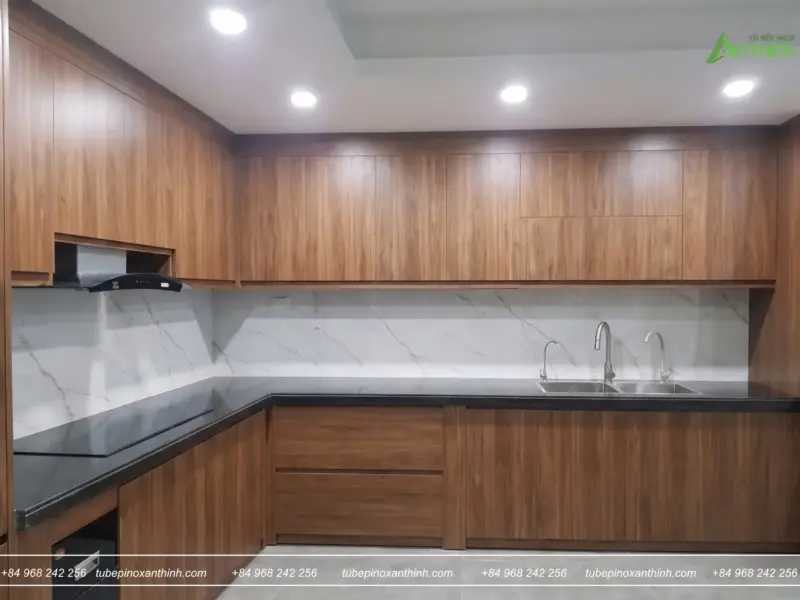 Tổng quan góc bếp chữ L gỗ melamine tại Nhà Chú Tài ở Từ Sơn, Bắc Ninh