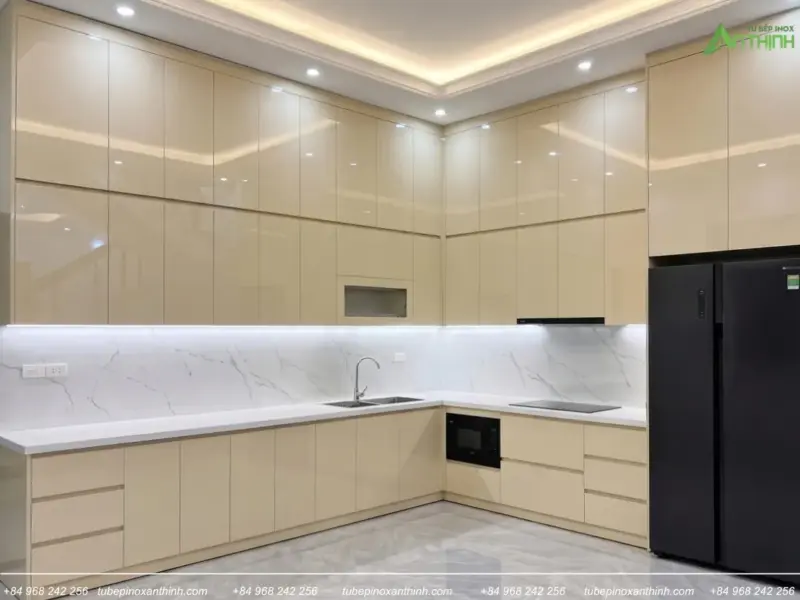 Không Gian Bếp Hiện Đại Với Tủ Bếp Inox 304 Cánh Acrylic Bóng Gương Của Gia Đình Chú Bình Tại Phúc Yên Phú Thọ