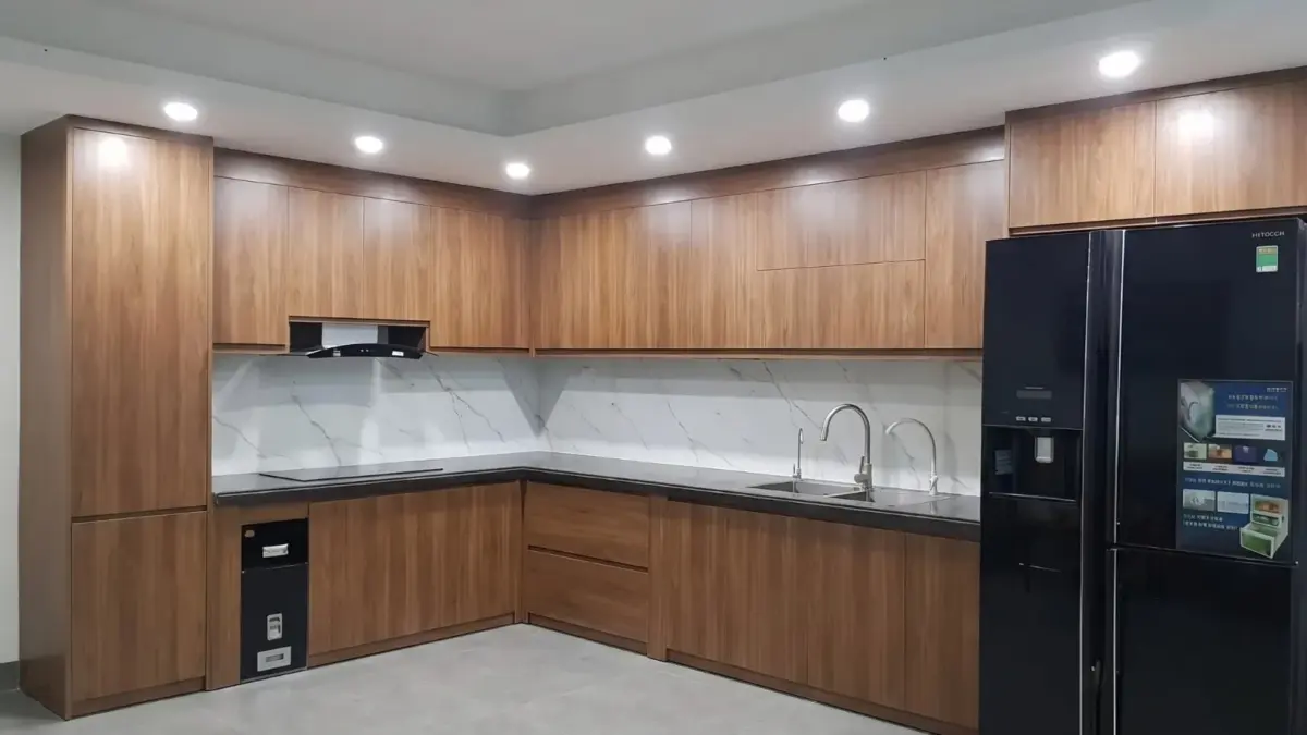 Tổng thể bếp hoàn thiện ánh sáng trần tại Nhà Chú Tài ở Từ Sơn, Bắc Ninh